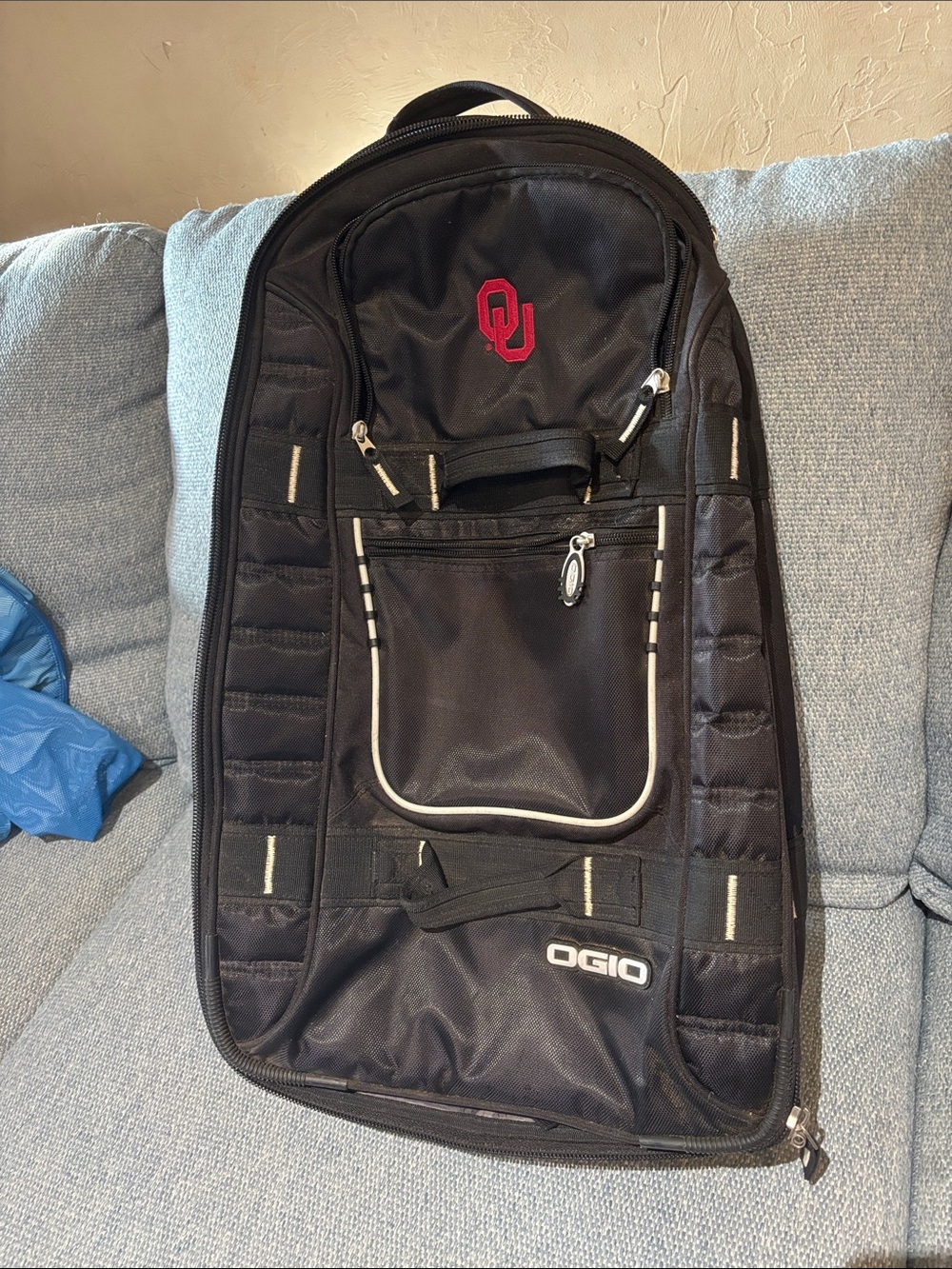Ogio pull through travel bag!!